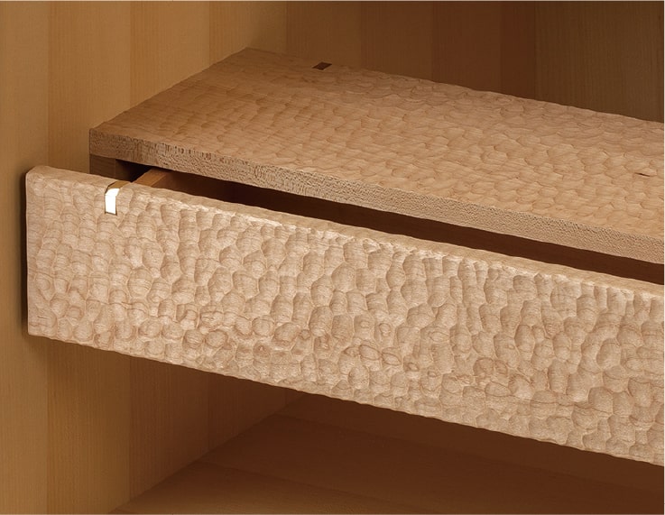 名栗彫りが施された下段の横柱